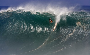 Les plus belles vagues peuvent être aussi les plus dangereuses, comme ci-dessus à Hawaii.
